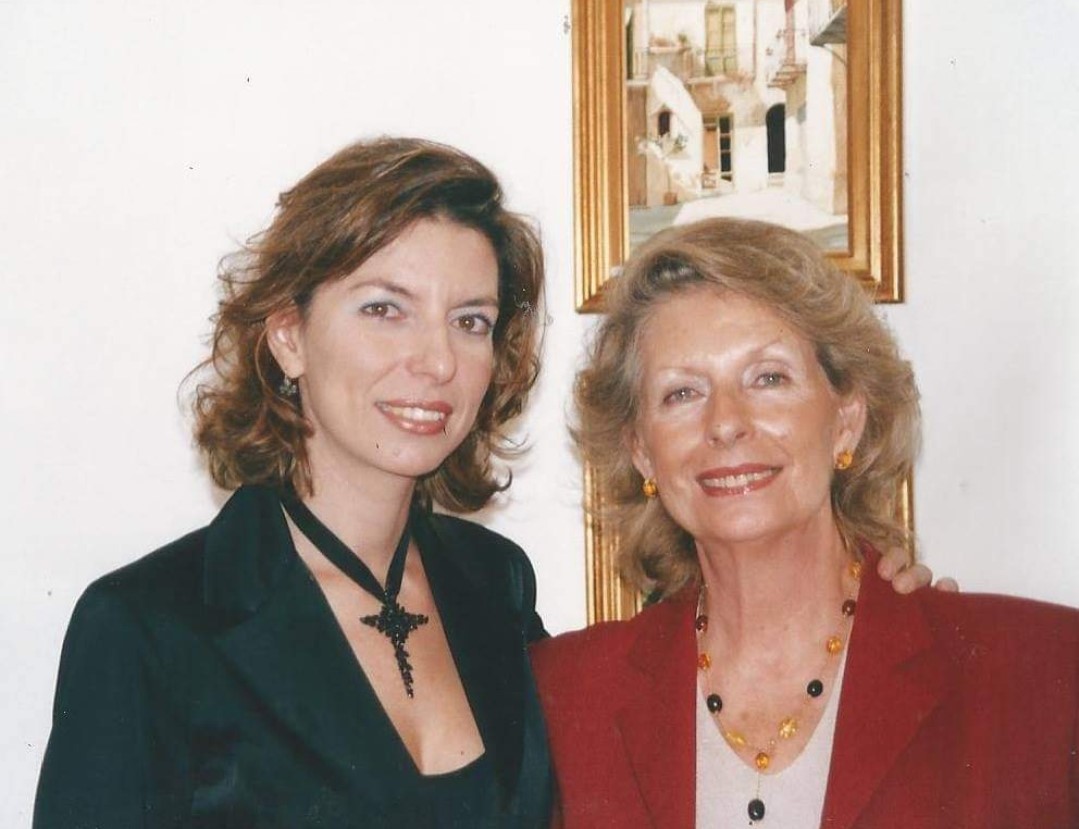 Laura Romano e Giuseppina Manno all'inaugurazione della mostra di Mario Mirabella jr "Luoghi della memoria", 9 Marzo 2002
